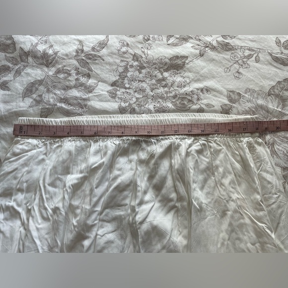 Vintage White Pull On Rayon Maxi Skirt Embroidered Floral Hem 18/20 Cottage Boho - Picture 6 of 7